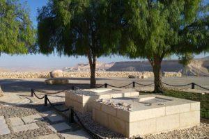 Paula and David Ben Gurion's tomb - Krivine Guesthouse